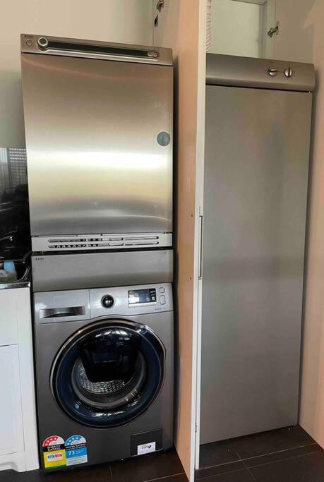 Modern Spacious 3 Bedroom Penthouse In Enmore *