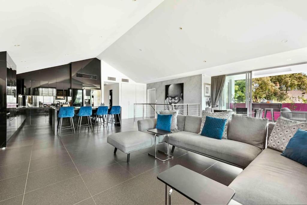 Modern Spacious 3 Bedroom Penthouse In Enmore * Sydney