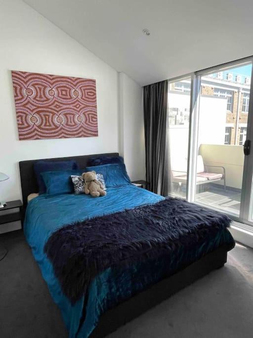 Modern Spacious 3 Bedroom Penthouse In Enmore Apartment