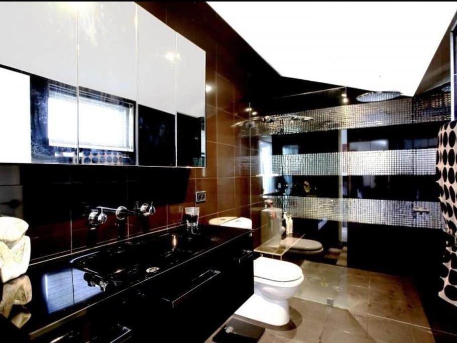 Modern Spacious 3 Bedroom Penthouse In Enmore *