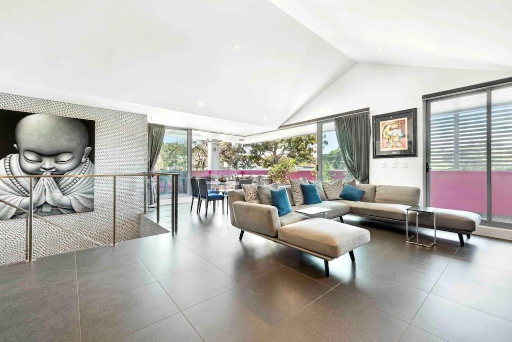 Modern Spacious 3 Bedroom Penthouse In Enmore Apartment